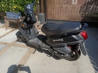 Hooligan 170i Black Motor Scooter selling for Parts  AS IS