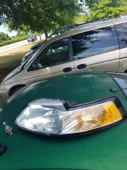 99-04 Ford Mustang Driver Side Headlight w/Halogen Bulb.