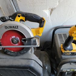 Saw With Light Charger And 2 Batt