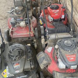 Se arreglan máquinas de cortar zacate