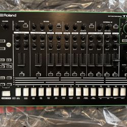 Roland TR-8 Drum machine W/ Box