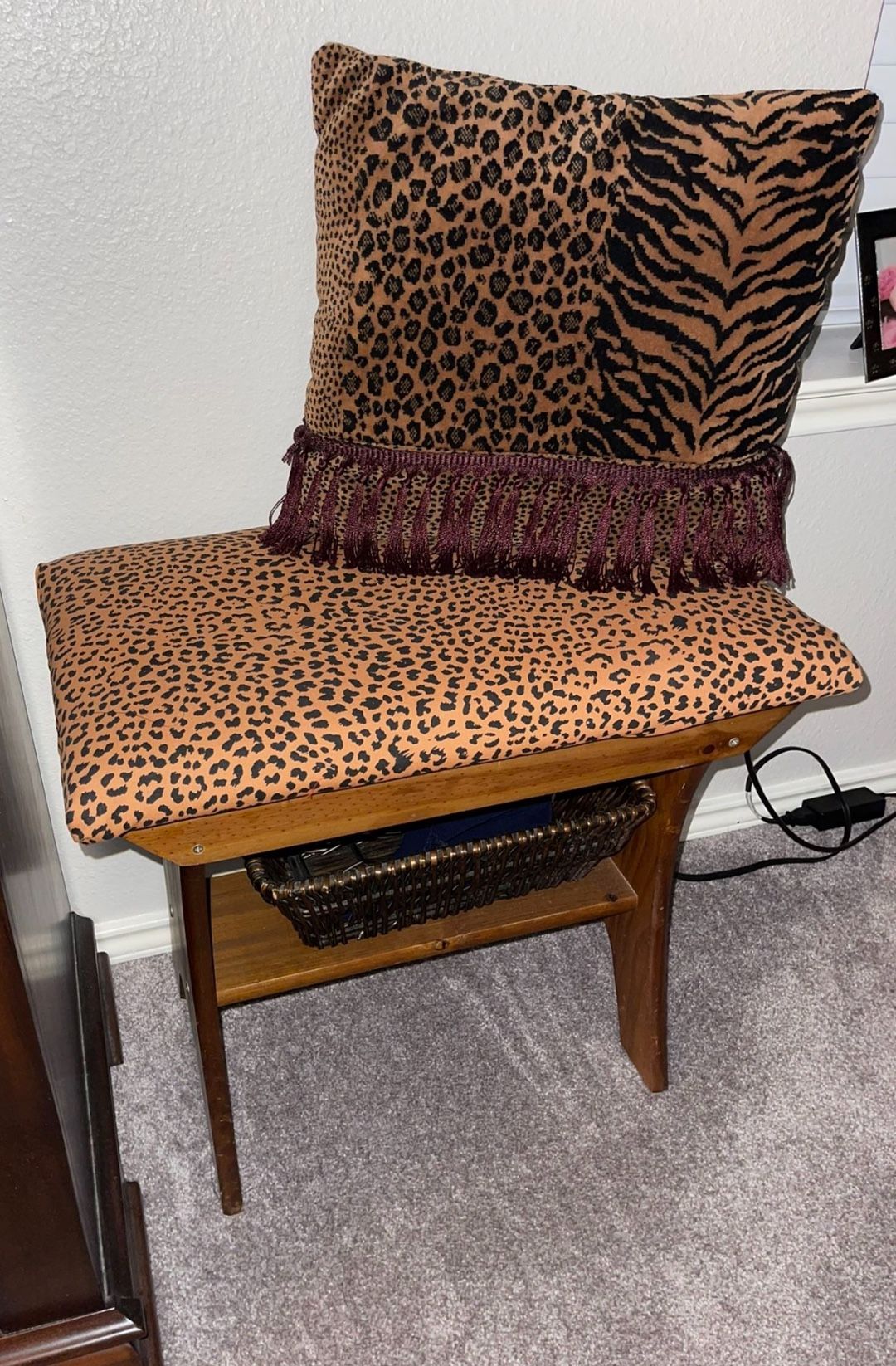 Wooden bench cheetah print includes deco. Matching Pillow Dimensions W14XL23XH19.5