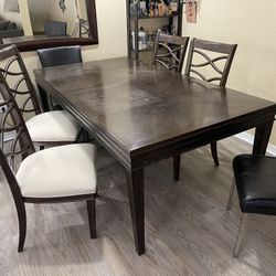 Extendable dining table And Chairs