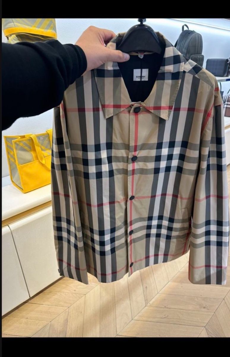 New Burberry Medium Windbreaker $1895 Cash Only Make A Cash Offer