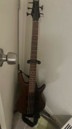 Bajo de 5  cuerdas Ibanez