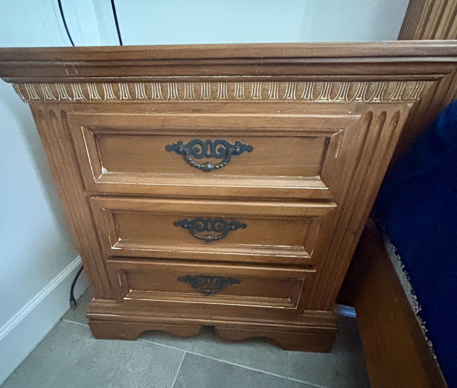 1 Bedside table And Double Dresser With Mirror 