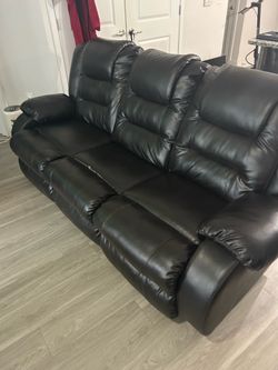 Black Reclining Couch – Both Recliners Work Great