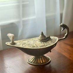 Charming Vintage Aladdin Oil Lamp with Hinged Lid – Timeless Elegance and Nostalgic Glow