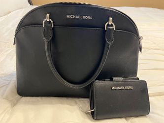 Black Michael Kors purse w matching wallet