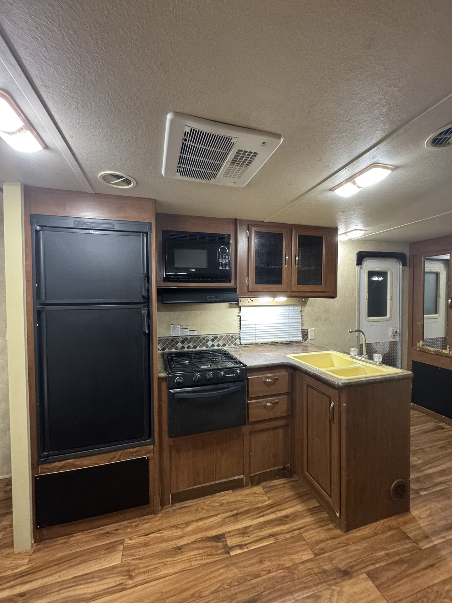 2015 Forest River Salem, RV, brand new tires, solar, and clean title