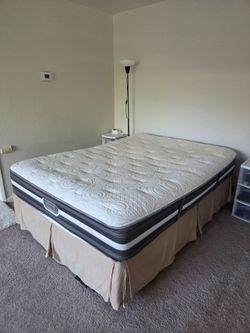 MATTRESS: Simmons Beautyrest QUEEN mattress (Vanderbilt Collection)