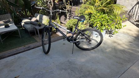 Giant SE Boulder mountain bike.