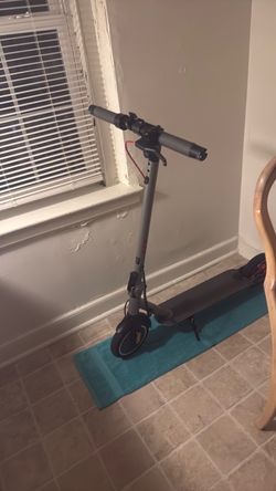 Fifth wheel electric scooter