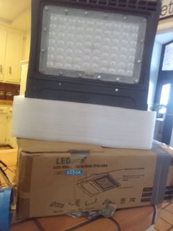 LEDone 150w die cast aluminum flood light with bracket