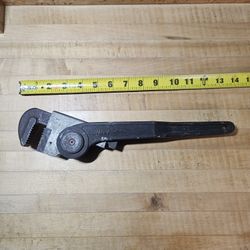Vintage Cast Iron Toyang J1014 Jaws Self Adjusting Ratcheting Pipe Wrench