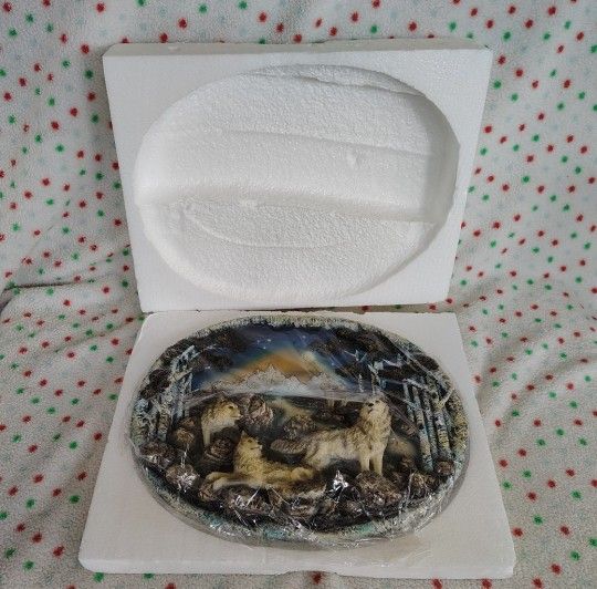 Resin 3-D Wolf Pack Scene 12" x 9.25" Oval Hanging Plaque