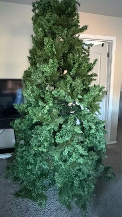 (FREE) 9ft pre-lit tree -some lights are out