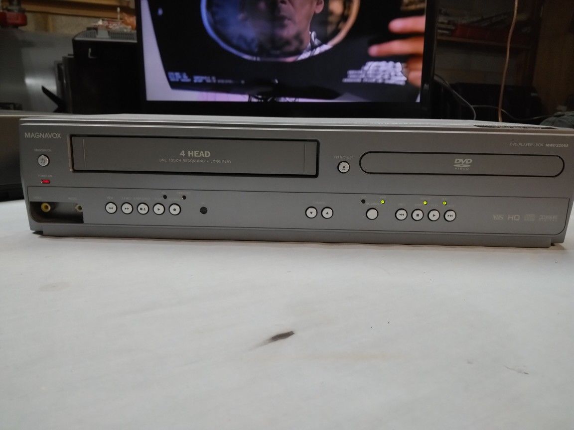 MAGNAVOX VCR PLAYER AND RECORDER WITH DVD PLAYER 