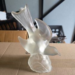 Vintage LE Smith Satin Frosted Glass Swallow Bird in Flight Figurine Art Glass