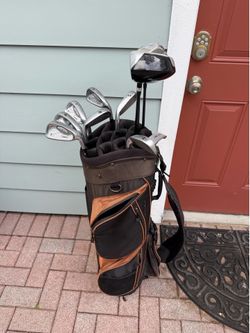 Mens complete right handed golf club set with golf bag
