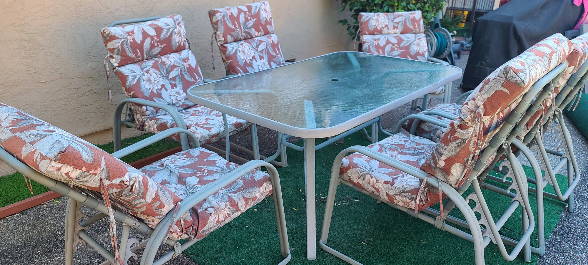 Patio Furniture Table and Chairs 