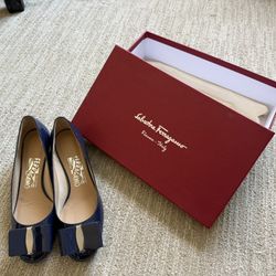  Ferragamo Navy Patent Vara Low Block Heel – Size 5.5 – Like New w/ Box