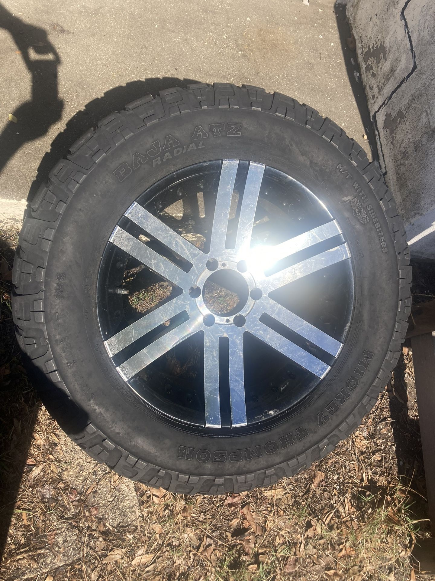 rim and tire 35/12,5 R20 LT