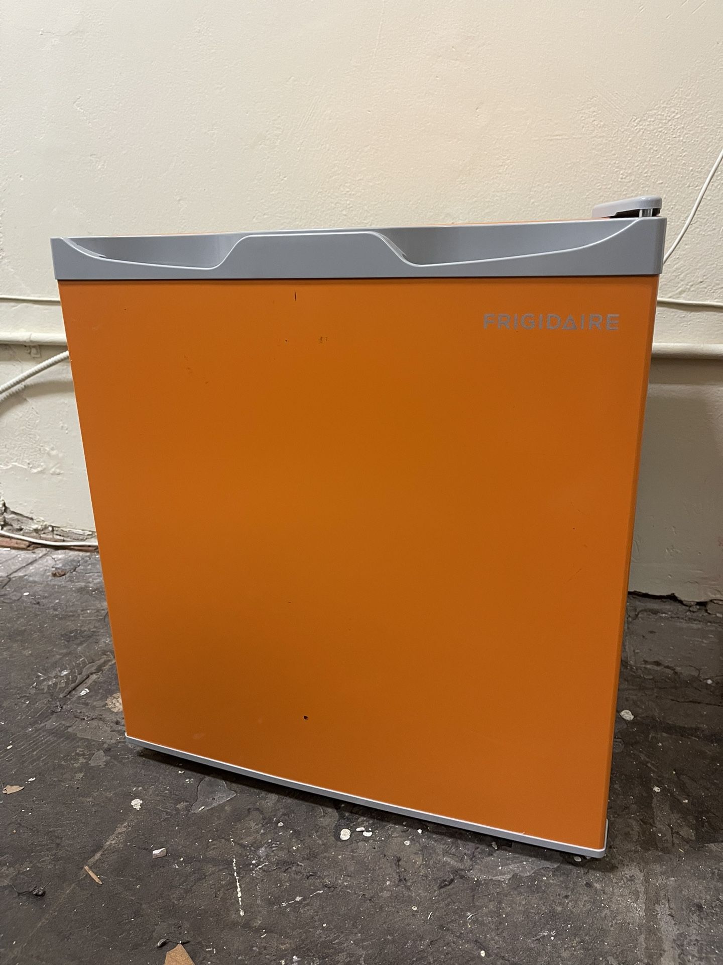FRIGIDAIRE Mini Fridge