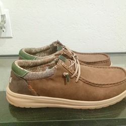 Men's Hey Dudes Size 10 (Excellent Condition -- Worn Once!)