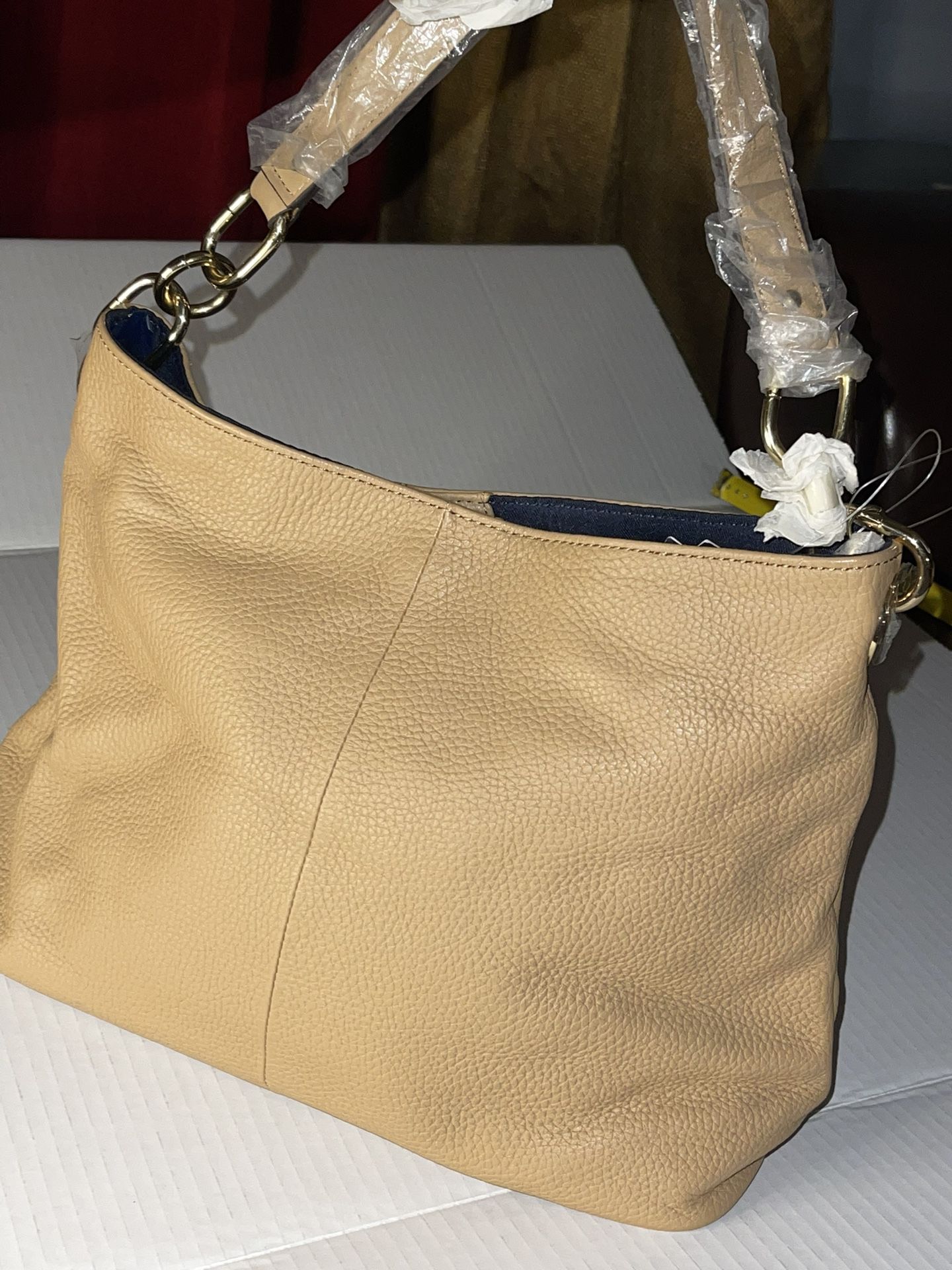 TOMMY HILFIGER Women’s Leather Bag,color beige,detailed with gold hardware.