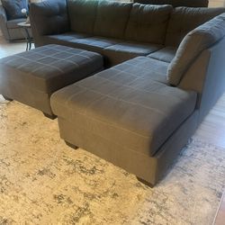 Grey Sectional w/Chaise & Ottoman 