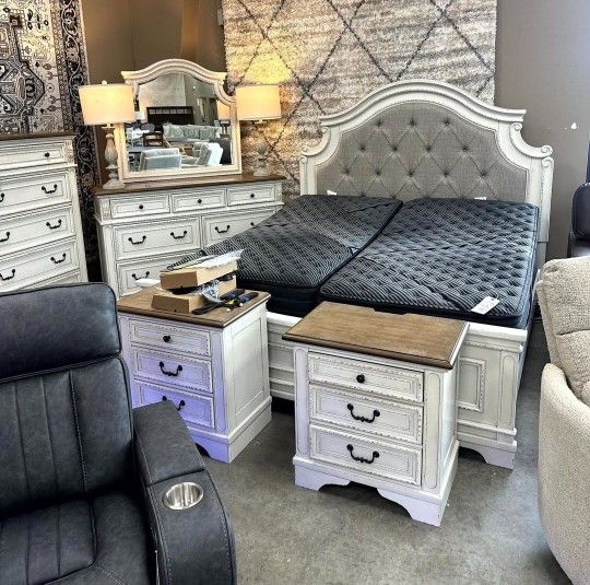 REALYN CHIPPED WHITE PANEL BEDROOM SET