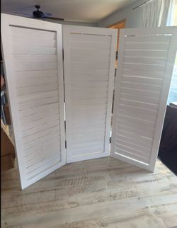 white wooden dividers