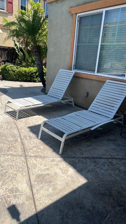 2 Pool lounge chairs