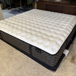 🛌 LIKE NEW AIRELOOM Pacific Palisades Handmade King Size Mattress & Box Spring With Beatgear Cover — NEVER USED 🚚 Delivery Available