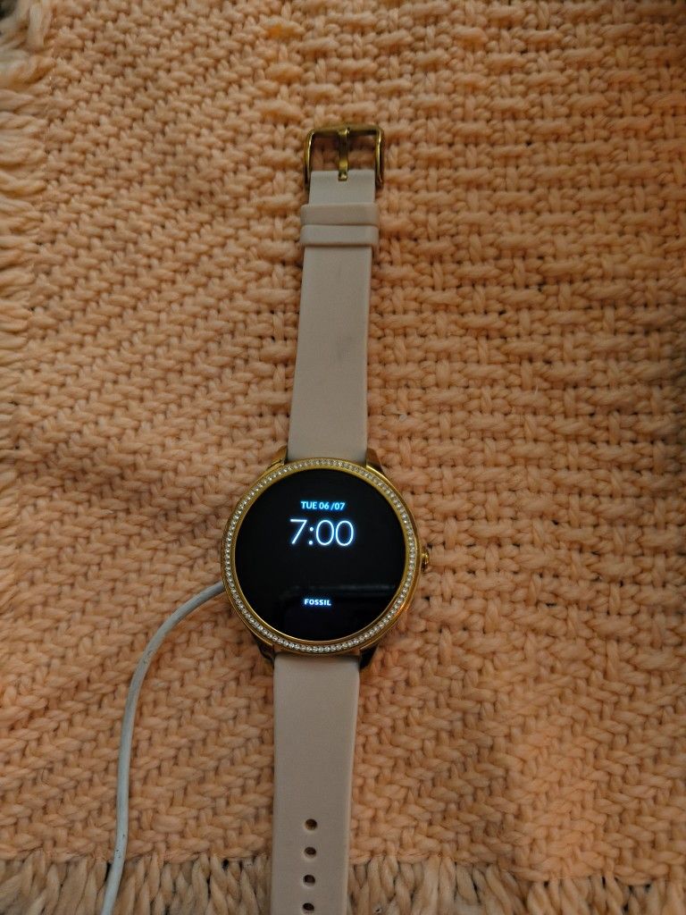 Light Pink Gen 5 Fossil Smart Watch. Works Great Not Even A Scratch No charger