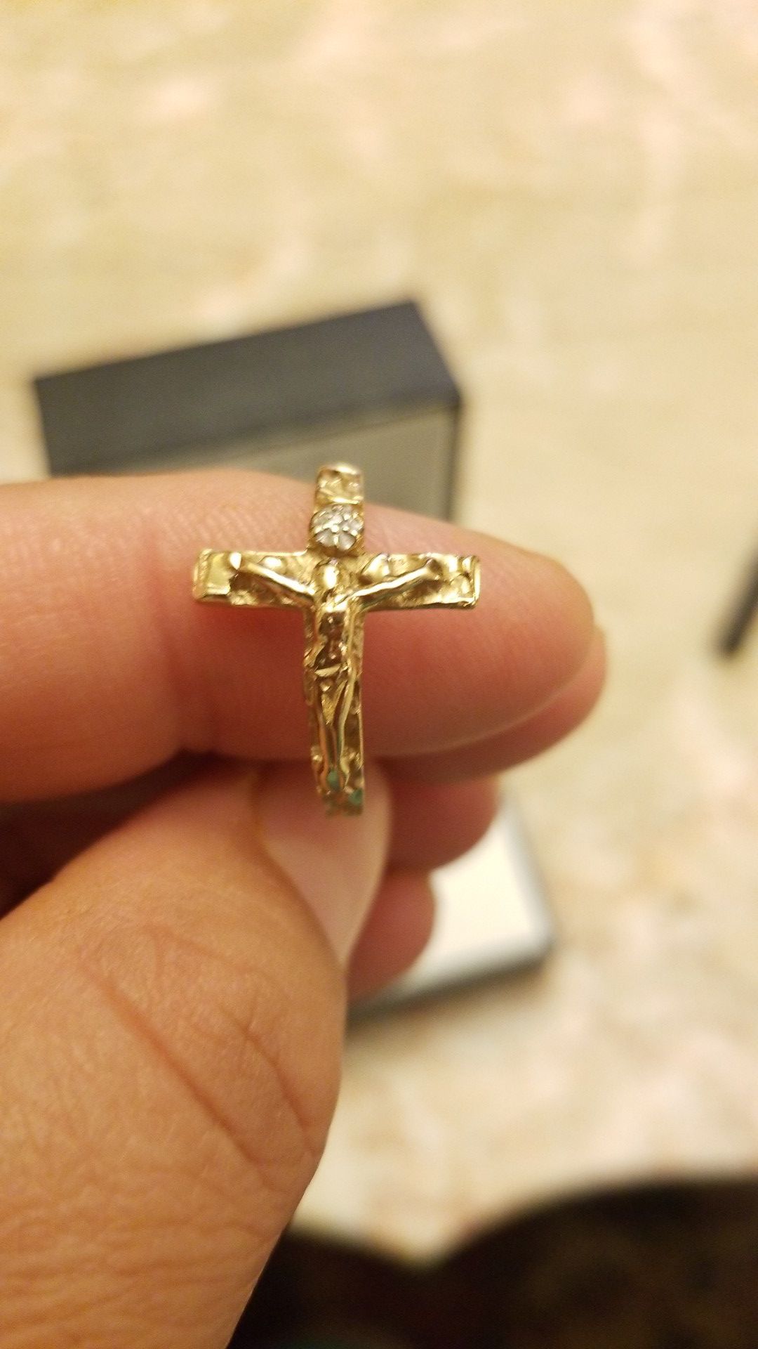 STUNNING GOLD CROSS RING WITH DAIMOND