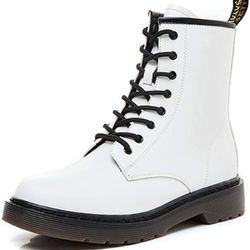 Sz9 Classic combat boot with chunky lug sole and branded heel pull tab