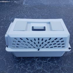 Pet carrier size medium