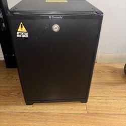 Mini fridge 