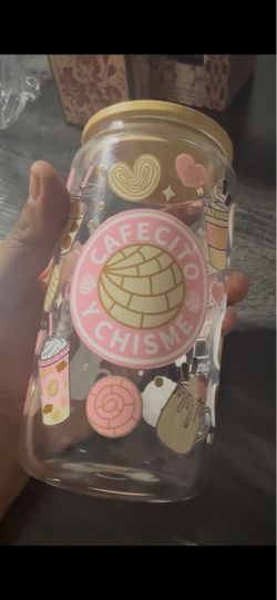 Cafecito y Chisme Glass Can Cup with Lid