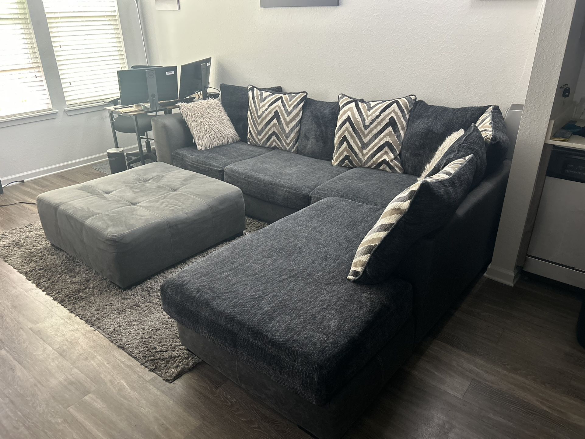 Novelia 3 Piece Sectional (Ottoman included)