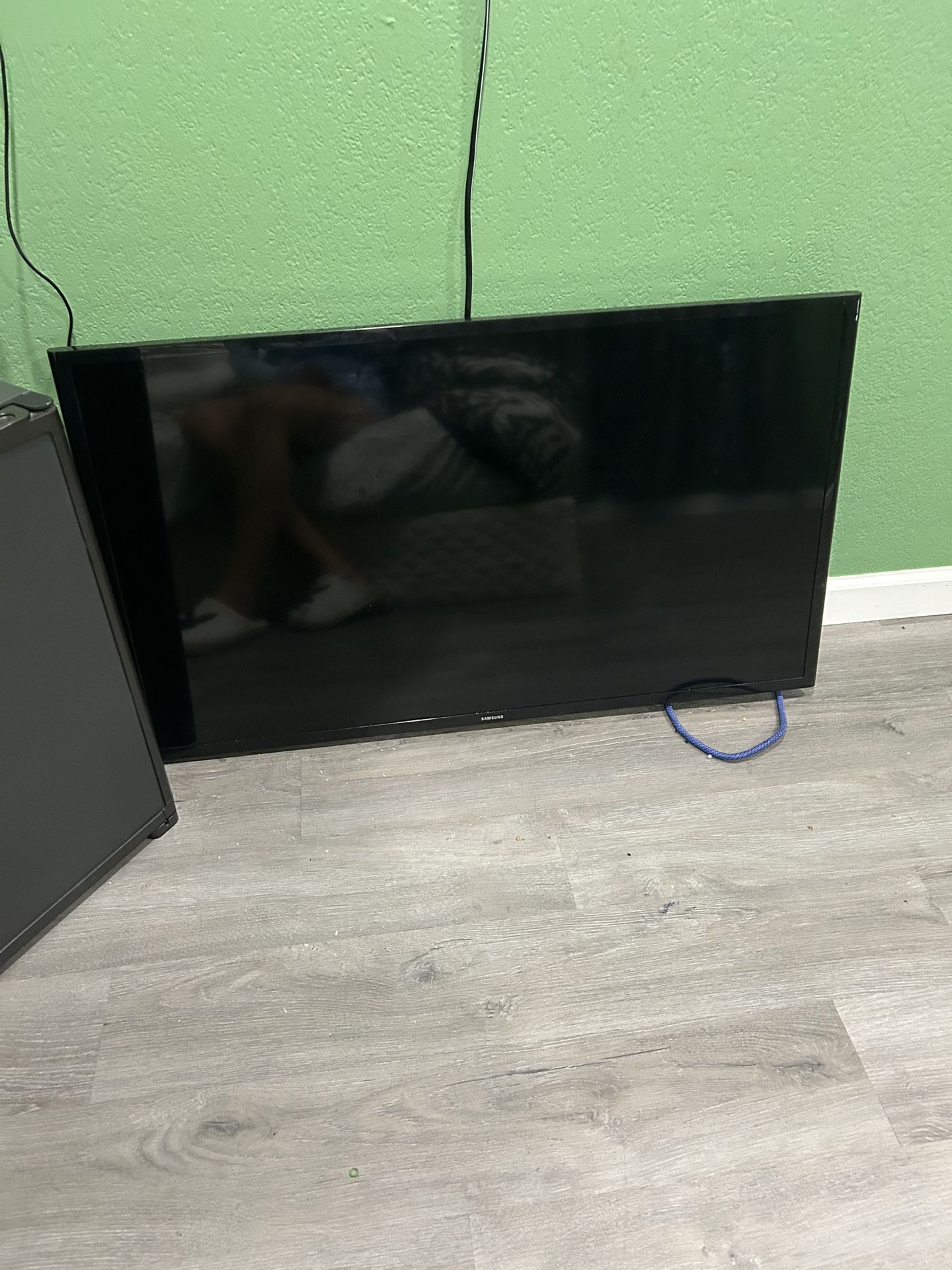 Samsung Tv/mini Fridge 