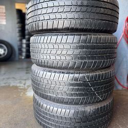 235/55/19. Michelín