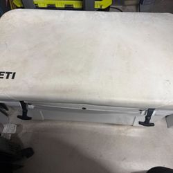 Yeti 65 Tundra Cooler W/Yeti Cushion 