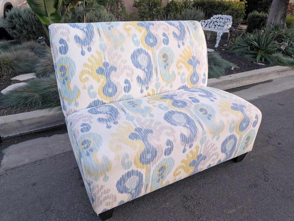 FREE Settee / Armless Sofa