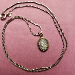 Vintage Cameo necklace on 20 in. sterling chain
