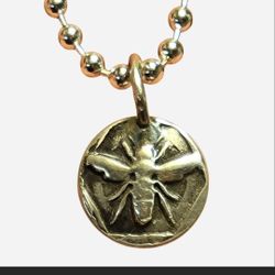 999 Silver Honey Bee Charm / Amulet / Pendant 

- 15mm

- New 

- Unisex

 - 1.10g in weight 

Soldered o ring for extra durability 

999 Fine Silver 