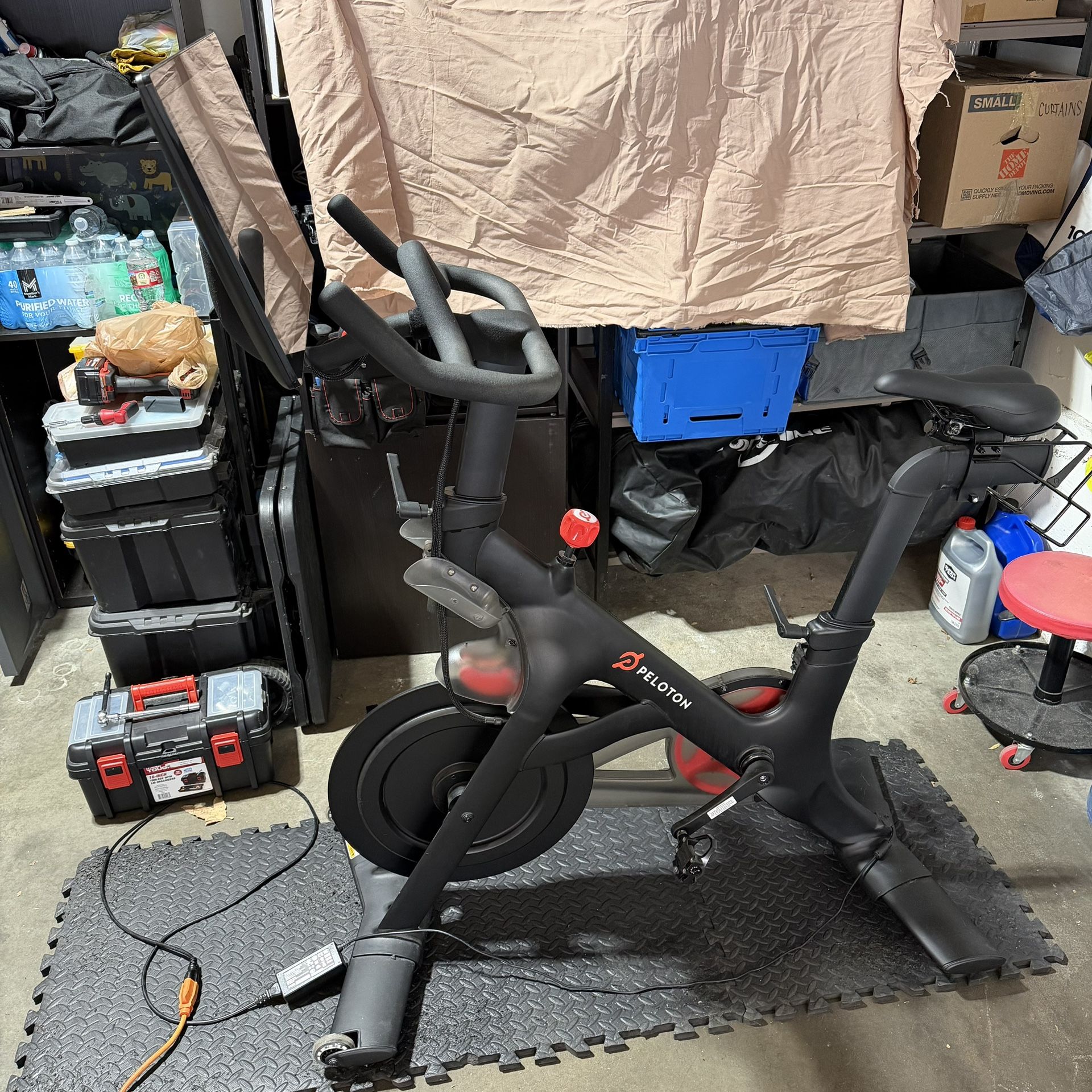 Peloton Bike – Excellent Condition – Works Perfectly – FREE Delivery Included