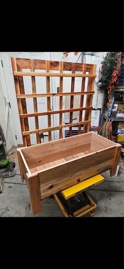 Professionally made Redwood Planter with Lattic